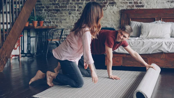 Jeune Couple Marié Déploie Beau Nouveau Tapis Ion Étage Chambre — Photo