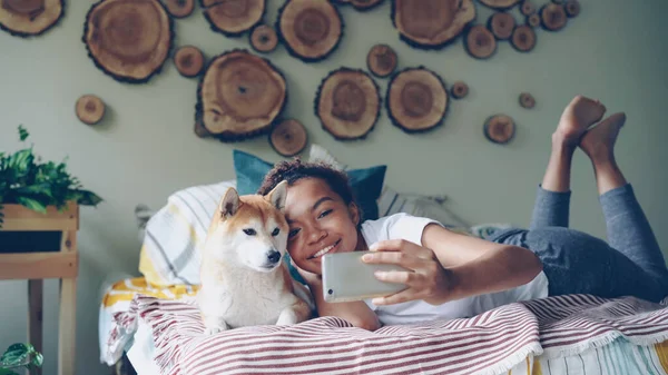 Fille Gaie Prend Selfie Avec Animal Mignon Posant Avec Beau — Photo