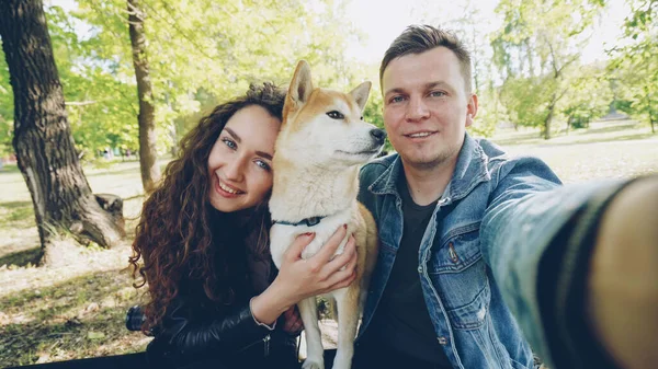 Punktu Widzenia Strzał Wesoły Ślub Para Biorąc Selfie Pieścić Shiba — Zdjęcie stockowe