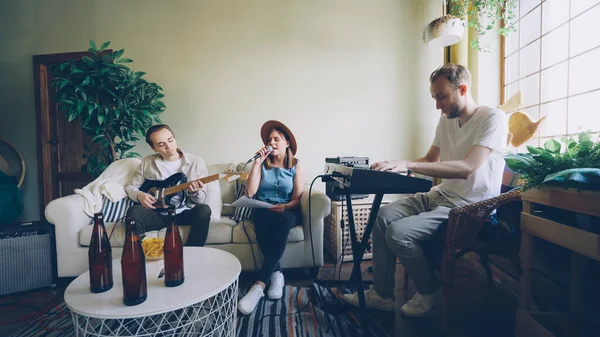 Pretty Blond Vocalist Singing Looking Paper Lyrics While Her Friends — Stock Photo, Image