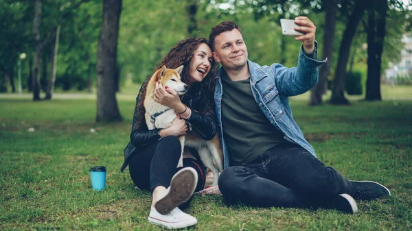 Bello Giovane Uomo Sta Prendendo Selfie Con Sua Ragazza Che — Foto Stock