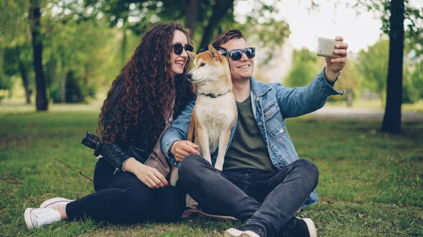 Pohledný Mladý Muž Bere Selfie Jeho Krásnou Ženu Roztomilý Pejsek — Stock fotografie