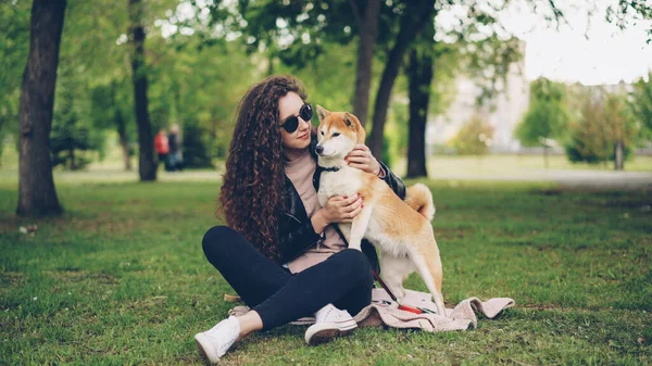 Chica Feliz Orgulloso Dueño Del Perro Está Acariciando Mascota Bien —  Fotos de Stock