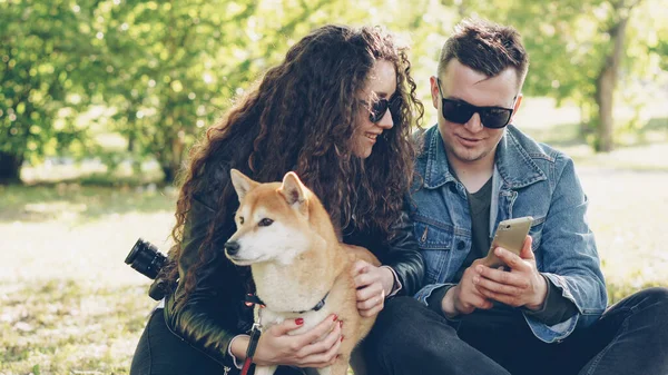 Ung Vacker Kvinna Petting Sin Hund Som Sitter Gräset Medan — Stockfoto