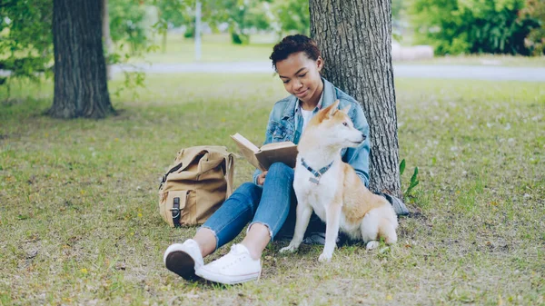 Neşeli Afrikalı Amerikalı Kız Mutlu Köpek Sahibi Kitap Okuyor Yaz — Stok fotoğraf