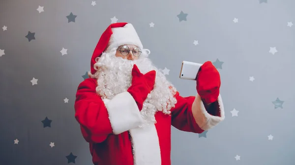 Homme Costume Père Noël Tient Smartphone Écran Tactile Prise Selfie — Photo