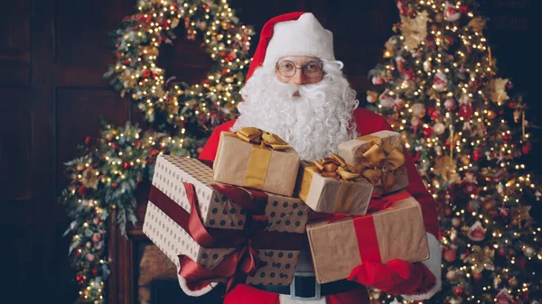 Portrait Père Noël Heureux Tenant Beaucoup Cadeaux Noël Dans Maison — Photo