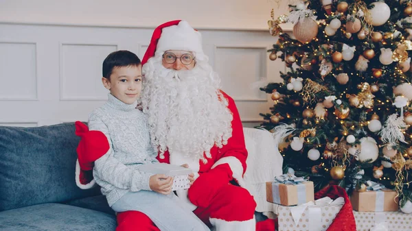 Retrato Criança Adorável Com Presente Papai Noel Sentado Sofá Casa — Fotografia de Stock