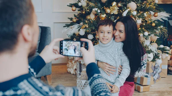 Pai Está Tirando Foto Mãe Feliz Filho Perto Árvore Natal — Fotografia de Stock