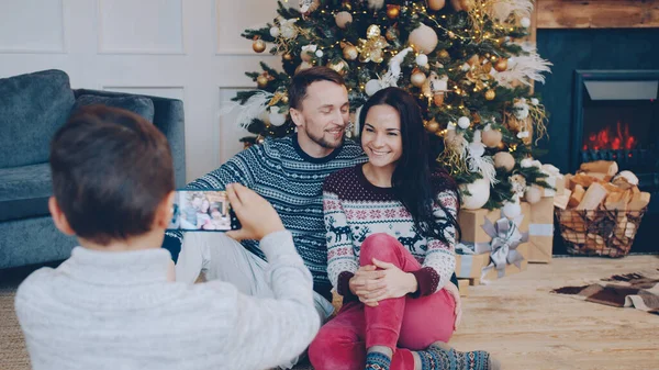 Uomo Donna Posano Vicino All Albero Natale Mentre Ragazzo Scatta — Foto Stock