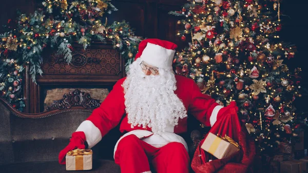 Retrato Santa Claus Traje Rojo Tradicional Poniendo Cajas Regalo Bolsa —  Fotos de Stock