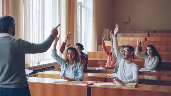 Multiétnico Grupo Jovens Está Ouvindo Professor Sorrindo Seguida Levantar Mãos — Fotografia de Stock