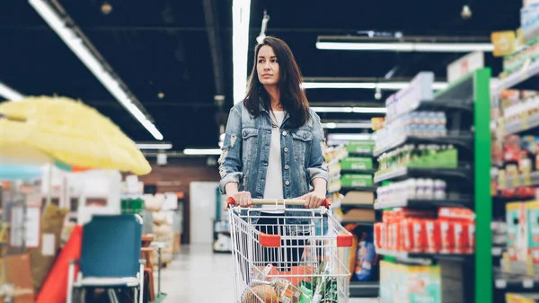 Pretty Young Lady Shopping Cart Walking Rows Shelves Products Looking — Stock Photo, Image