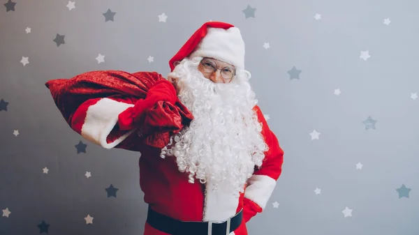 Guy Roupa Papai Noel Está Segurando Saco Com Presentes Piscando — Fotografia de Stock