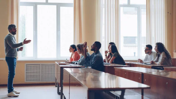 Vänlig Lärare Pratar Med Studenter Smart Man Höjer Handen Och — Stockfoto