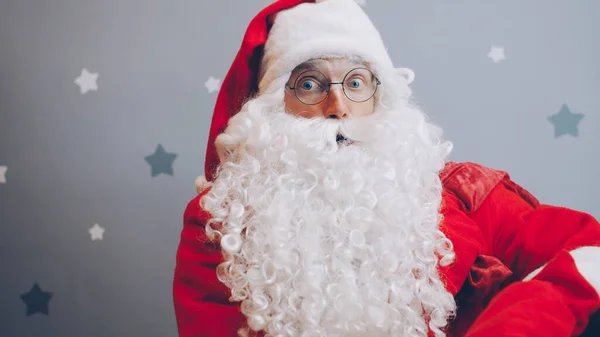 Noel Baba Kıyafetli Adam Yıldızlı Arka Planda Kameraya Bakıyor Kutlamalar — Stok fotoğraf
