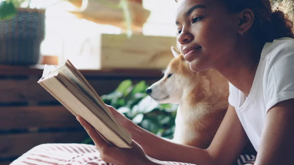 Gros Plan Une Femme Afro Américaine Intelligente Lisant Livre Pendant — Photo