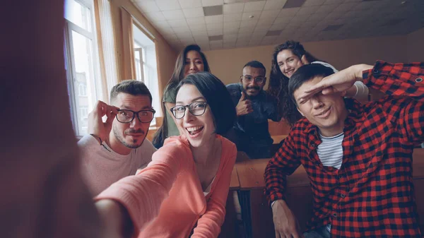 Punto Vista Girato Simpatici Giovani Uomini Donne Che Fanno Selfie — Foto Stock