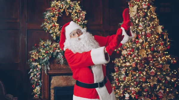 Noel Baba Yeni Yıl Ağacının Yanındaki Süslü Odada Dans Ediyor — Stok fotoğraf