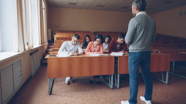 Flitiga Elever Skriver Testet Sitter Vid Skrivbord Föreläsningssalen Medan Ungersven — Stockfoto