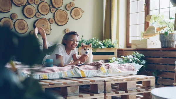 Kärleksfull Hundägare Titta Film Och Strök Hennes Glada Husdjur Liggande — Stockfoto