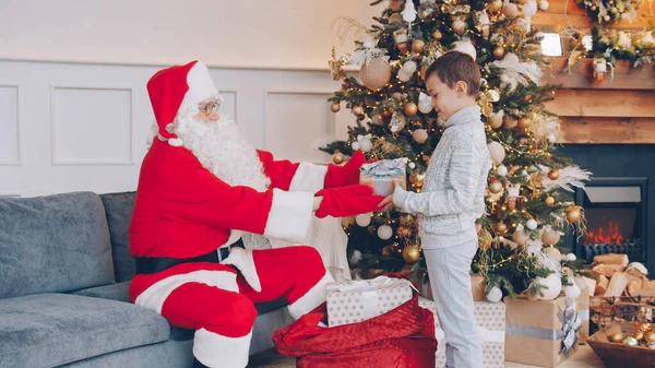 Papai Noel Roupa Tradicional Dando Presente Criança Adorável Apartamento Criança — Fotografia de Stock