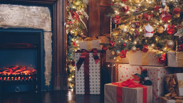 Presentes Natal Abaixo Árvore Decorada Quarto Escuro Iluminado Com Fogo — Fotografia de Stock