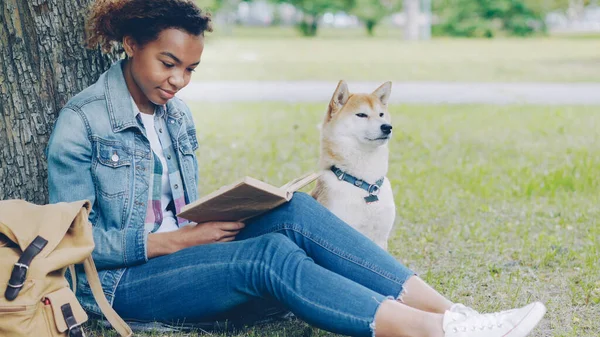 Retrato Una Bonita Estudiante Afroamericana Leyendo Libro Parque Sentada Hierba — Foto de Stock