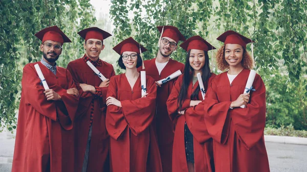 Ritratto Gruppo Multirazziale Studenti Laureati Possesso Diploma Piedi All Aperto — Foto Stock