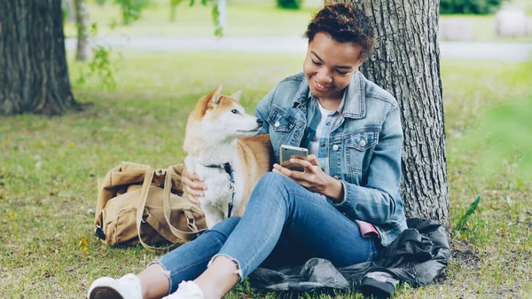 Fille Sociable Utilise Smartphone Textos Amis Caresser Son Adorable Chiot — Photo