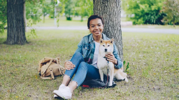 Portret Wesoła Dziewczyna African American Kochający Pies Właściciel Siedzi Parku — Zdjęcie stockowe