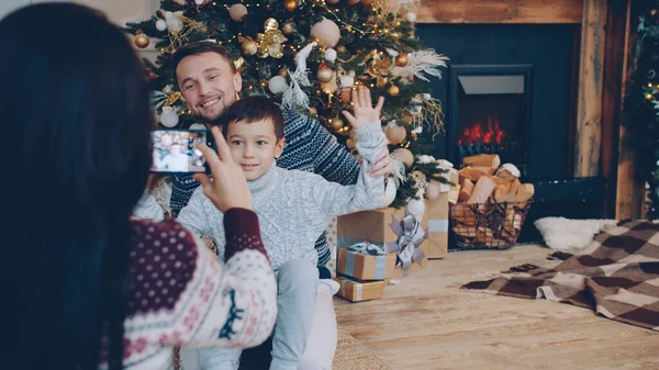 Padre Hijo Posando Para Cámara Del Teléfono Inteligente Mientras Que Imagen de archivo