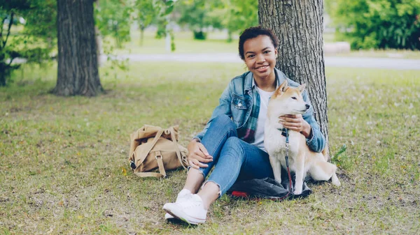 Porträtt Glada African American Girl Kärleksfull Hundägare Sitter Parken Gräset — Stockfoto
