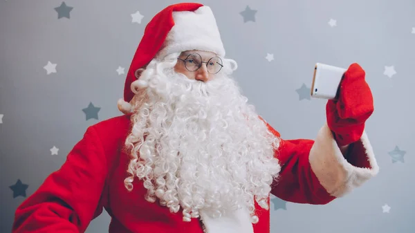 Noel Baba Nın Portresi Parlak Gri Arka Planda Akıllı Telefon — Stok fotoğraf