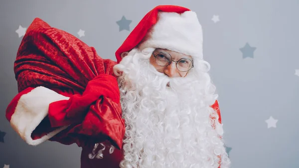 Cara Roupa Papai Noel Está Segurando Saco Com Presentes Olhando — Fotografia de Stock