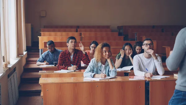 Grupo Multi Étnico Estudantes Está Respondendo Perguntas Professores Jovens Inteligentes — Fotografia de Stock