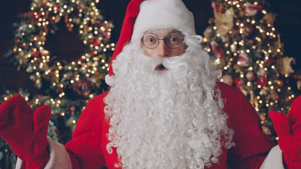 Geleneksel Noel Baba Kostümü Gözlüklü Bir Adam Portresi Karanlık Işıklı — Stok fotoğraf