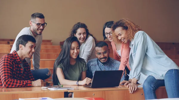 Multiracial Team Studenter Arbetar Med Laptop Att Skriva Och Tittar — Stockfoto