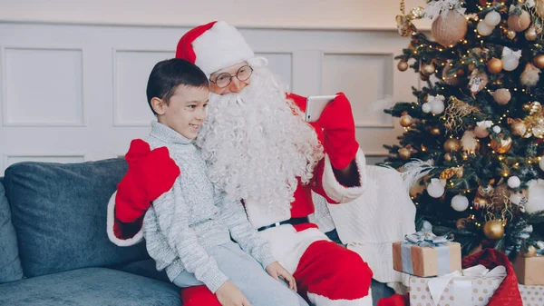 Der Kleine Junge Und Der Weihnachtsmann Führen Online Videotelefonate Und — Stockfoto