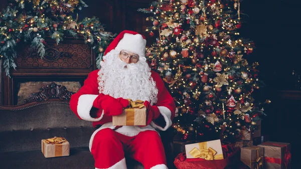 Noel Baba Hediyelerini Çantaya Koyup Noel Ağacı Yakınındaki Yeni Yıl — Stok fotoğraf