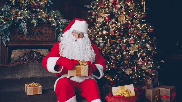 Santa Está Empacando Regalos Bolsa Preparándose Para Las Celebraciones Año — Foto de Stock