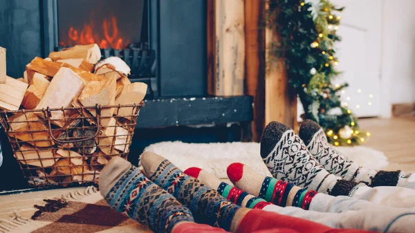 元日に暖炉の近くを移動する足の母親と父親と息子人々は暖かい靴下を着ています 休日と家族のコンセプト — ストック写真