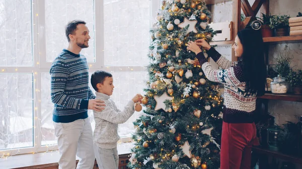 Eltern Und Kind Schmücken Den Neujahrsbaum Einer Modernen Wohnung Und — Stockfoto