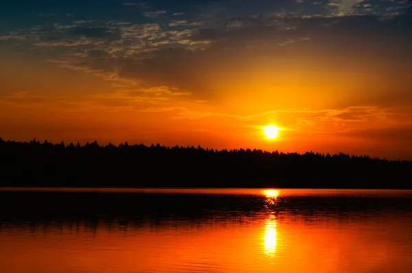 Beau lever / coucher de soleil sur le lac Calm — Photo