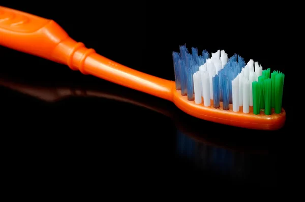 Cepillo de dientes sobre fondo negro —  Fotos de Stock