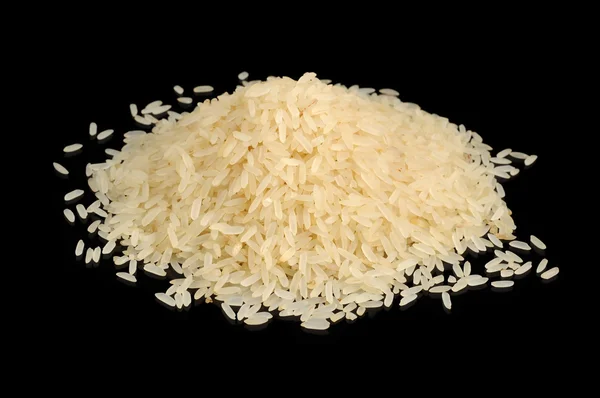 Parboiled Reis auf schwarzem Hintergrund — Stockfoto