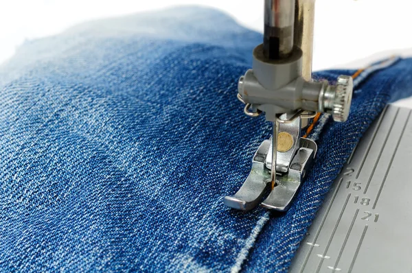 Pie de máquina de coser en tela Jeans — Foto de Stock