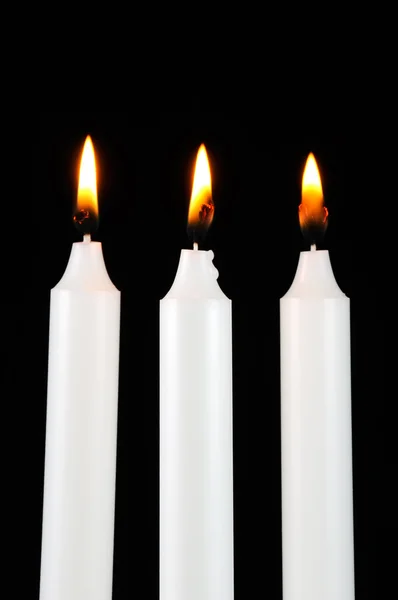 Brandende kaarsen in het donker — Stockfoto