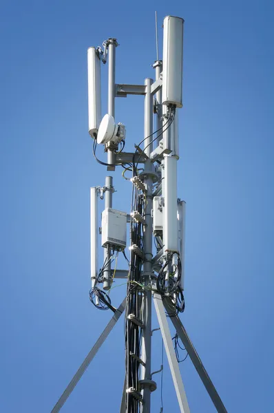 Hareket eden telefon kule mavi gökyüzü — Stok fotoğraf