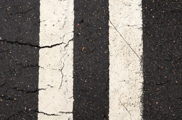 Weiße zweizeilige Markierungen auf der Straße — Stockfoto